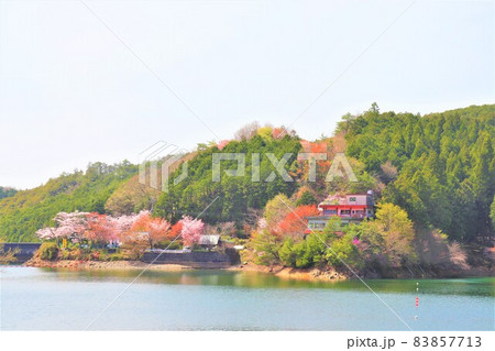 津風呂湖春の風景 83857713