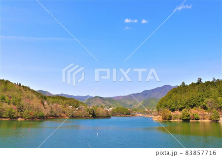 津風呂湖春の風景 83857716