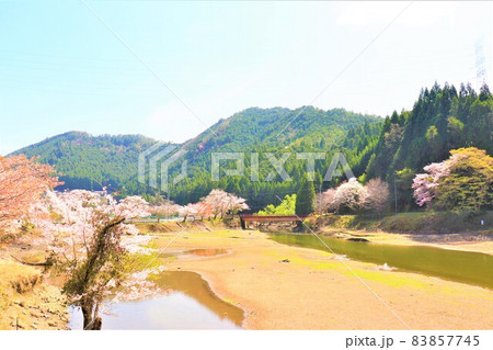 津風呂湖春の風景 83857745