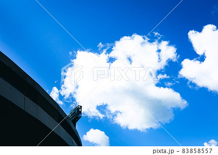 野球場と青空と照明 83858557