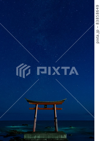 海に建つ鳥居と星空 北海層初山別村 海に建つ鳥居と星空 北海層初山別村 83858649