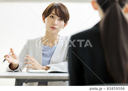 就職面接を受ける就活生の後ろ姿と面接官 83859506