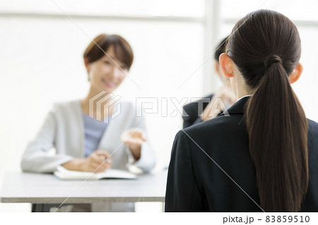 就職面接を受ける就活生の後ろ姿と面接官 就職面接を受ける就活生の後ろ姿と面接官 83859510