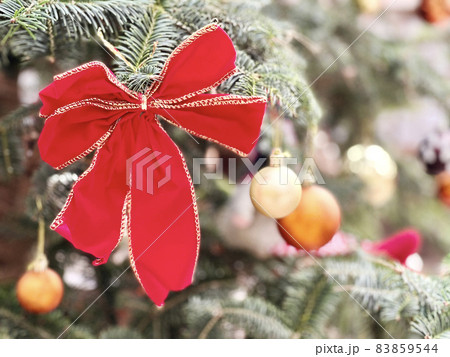 クリスマスツリーの飾りの赤いリボンの写真素材