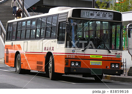 川口駅東口に停車中の東武バス 83859616