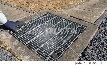 グレーチングを点検・清掃する作業員 イメージ グレーチングを点検・清掃する作業員 イメージ 83859619
