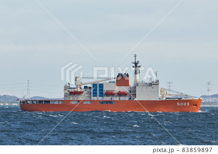 真横から見た砕氷艦「しらせ」 83859897