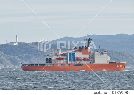 南極へ向け旅立つ砕氷艦「しらせ」を見守る東京湾観音 南極へ向け旅立つ砕氷艦「しらせ」を見守る東京湾観音 83859905