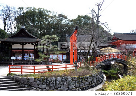 京都 新春の下鴨神社 御手洗池 付近 鳥居 京都 新春の下鴨神社 御手洗池 付近 鳥居 83860071