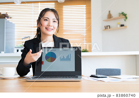 パソコンでプレゼンする営業の女性 パソコンでプレゼンする営業の女性 83860740