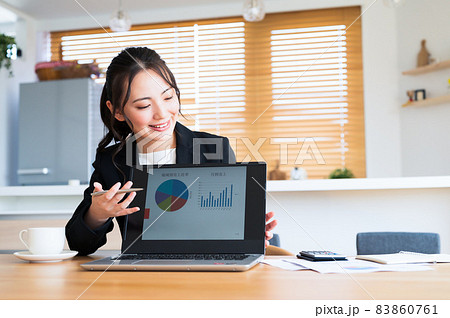パソコンでプレゼンする営業の女性 パソコンでプレゼンする営業の女性 83860761