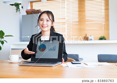 パソコンでプレゼンする営業の女性 パソコンでプレゼンする営業の女性 83860763
