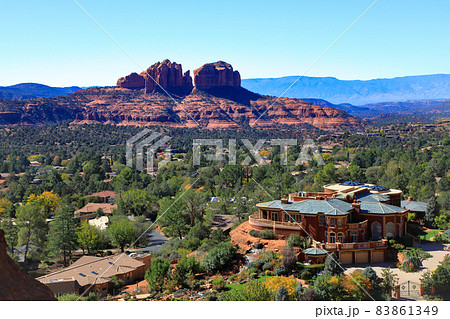 セドナの山並み（チャペル　オブ　ザ　ホーリークロスからの秋の眺望） 83861349