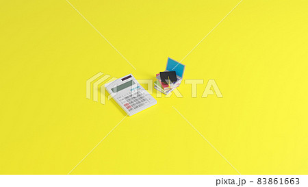 平面上に置かれた本、ノートパソコン、角帽のミニチュアおよび電卓 83861663
