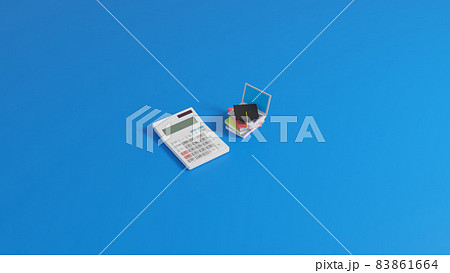 平面上に置かれた本、ノートパソコン、角帽のミニチュアおよび電卓 平面上に置かれた本、ノートパソコン、角帽のミニチュアおよび電卓 83861664