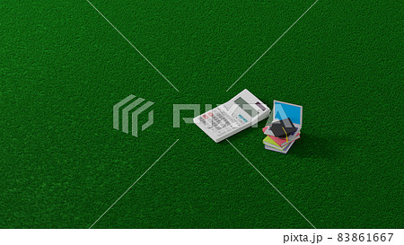 平面上に置かれた本、ノートパソコン、角帽のミニチュアおよび電卓 83861667