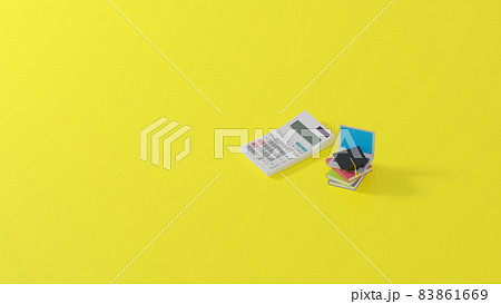 平面上に置かれた本、ノートパソコン、角帽のミニチュアおよび電卓 平面上に置かれた本、ノートパソコン、角帽のミニチュアおよび電卓 83861669