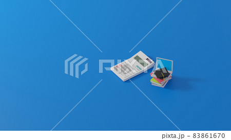 平面上に置かれた本、ノートパソコン、角帽のミニチュアおよび電卓 83861670