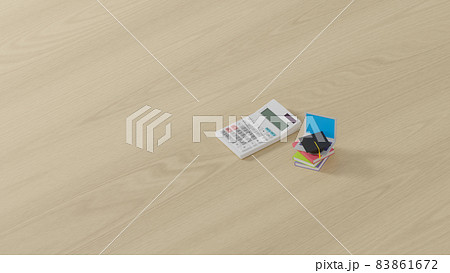 平面上に置かれた本、ノートパソコン、角帽のミニチュアおよび電卓 83861672