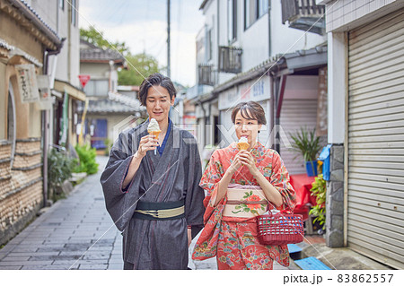 日田市豆田町で食べ歩きをする若いカップル 日田市豆田町で食べ歩きをする若いカップル 83862557