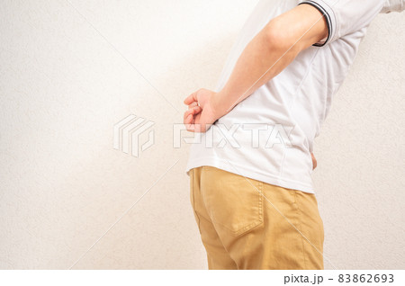 シニア男性腰痛で辛い シニア男性腰痛で辛い 83862693