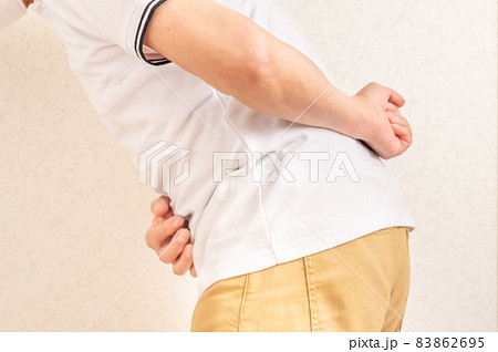 シニア男性腰痛で辛い 83862695
