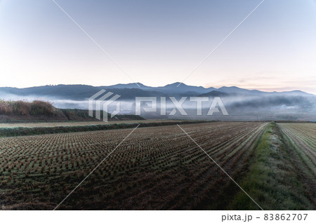 福島県喜多方市　初冬の田園の朝 83862707