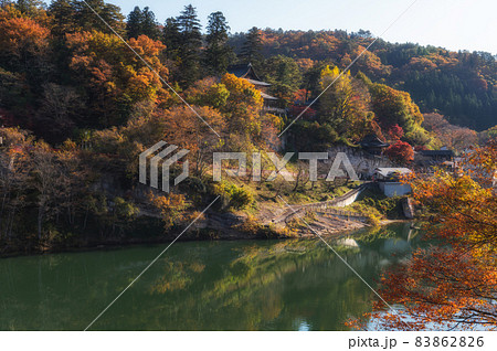 福島県柳津町　瑞光寺橋から撮影した只見川の紅葉とリフレクション 83862826