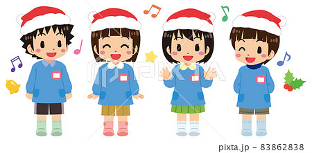 クリスマス会でサンタ帽をかぶり合唱する可愛い園児たち 83862838