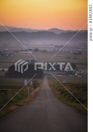 福島県喜多方市　夕暮れの恋人坂 83862892