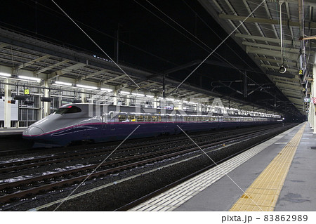 夜の高崎駅に停車中の上越新幹線E2系 83862989