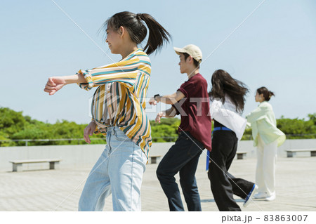 仲間とダンスをする女性 83863007