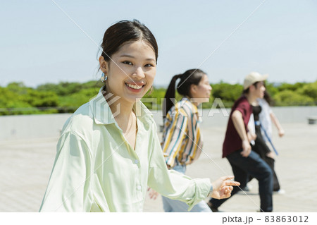 仲間とダンスをする女性 83863012