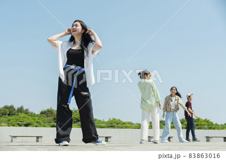 仲間とダンスをする女性 83863016
