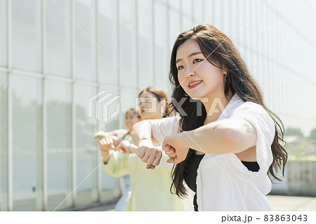 仲間とダンスをする女性 83863043