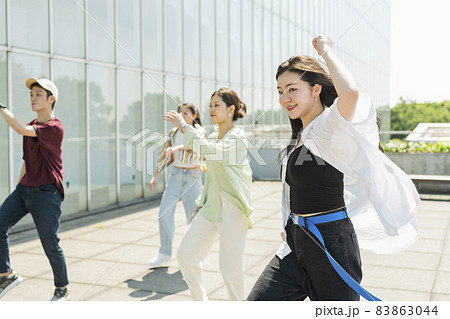 仲間とダンスをする女性 仲間とダンスをする女性 83863044
