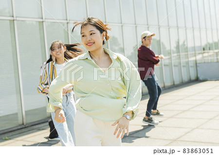 仲間とダンスをする女性 83863051