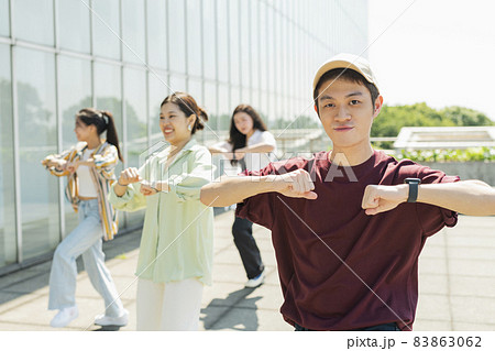 仲間とダンスをする男性 仲間とダンスをする男性 83863062