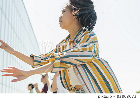 仲間とダンスをする女性 83863073