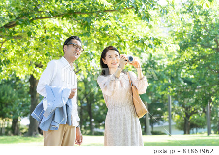 ミドル夫婦 旅行  カメラ 83863962
