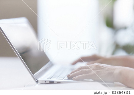 ノートパソコンを使用するミドル女性の手元 ノートパソコンを使用するミドル女性の手元 83864331