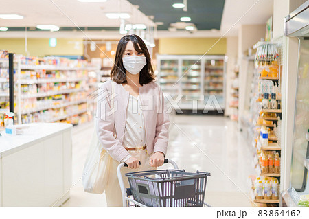 マスクをしてスーパーで買い物をする主婦 マスクをしてスーパーで買い物をする主婦 83864462
