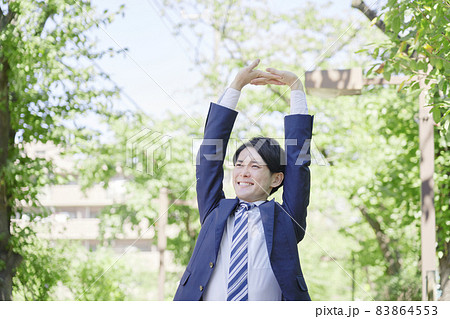 ビジネスマン ストレッチ 屋外 ビジネスマン ストレッチ 屋外 83864553