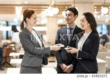 グローバルビジネス  イメージ　名刺交換 83865072