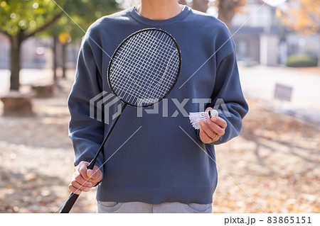 バトミントンのラケットを持つ男性 運動をする爽やかな男性 バトミントンのラケットを持つ男性 運動をする爽やかな男性 83865151