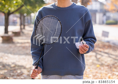 バトミントンのラケットを持つ男性　運動をする爽やかな男性 83865154