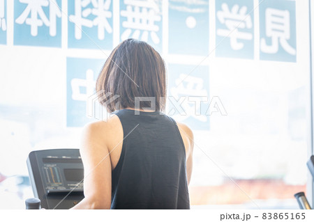 スポーツジムで運動する女性 スポーツジムで運動する女性 83865165