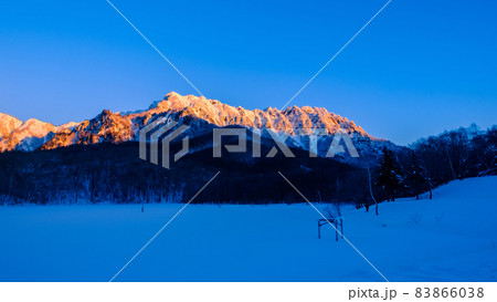 戸隠山の夜明け(冬) 戸隠山の夜明け(冬) 83866038