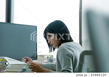 明け方まで仕事をする女性 明け方まで仕事をする女性 83866130