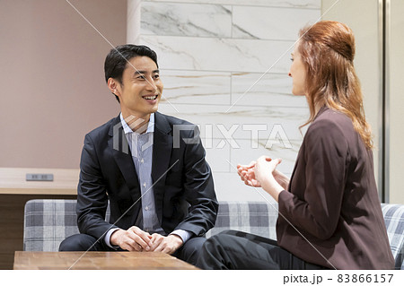 向き合って話をする外国人女性と日本人の男性 グローバルビジネス 英会話スクールイメージ 向き合って話をする外国人女性と日本人の男性 グローバルビジネス 英会話スクールイメージ 83866157